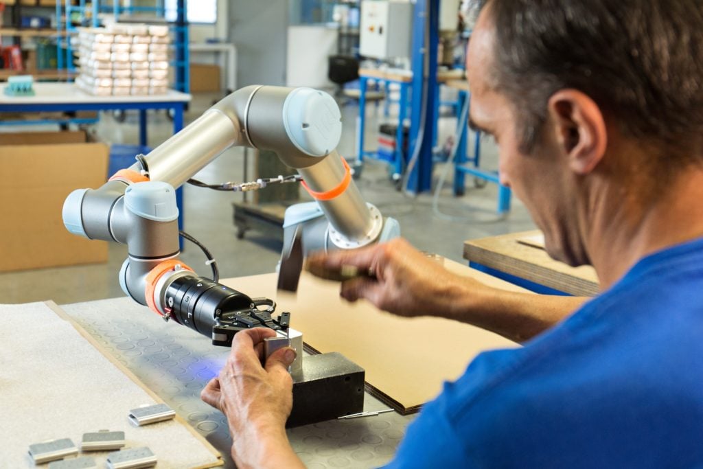 industrie-4.0-robotique-collaborative-cobotique mens cobot samenwerking