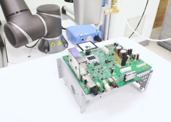 cobot glueing and sealing