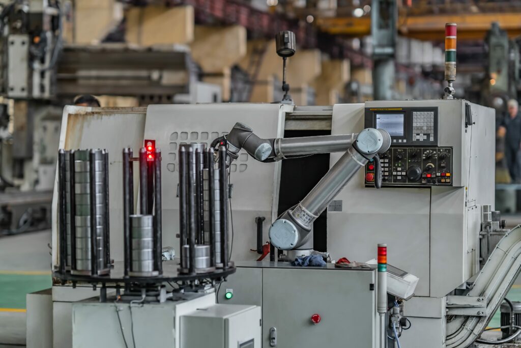 machine tending met een cobot industriele robot arm | machine tending with a cobort