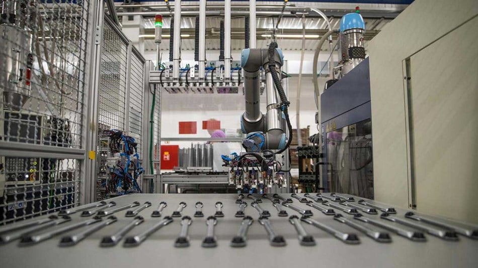 cobots in the plastics industry